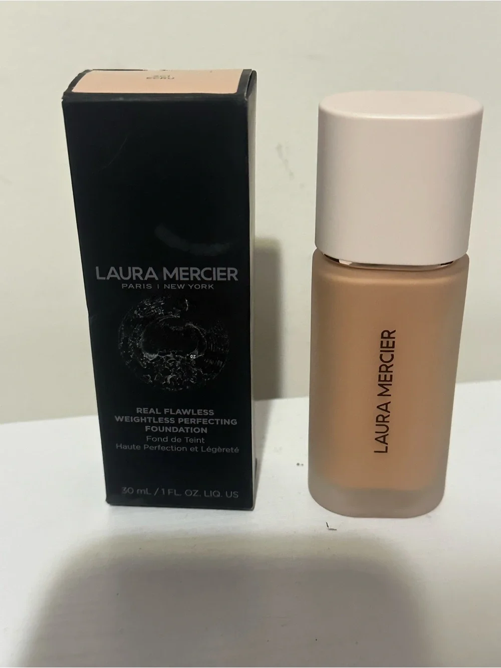 laura mercier Weightless Perfecting Foundation - Beige (Ecru) 2c1